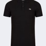 Classic polo neck t-shirt with metal logo