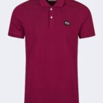 Classic polo neck t-shirt with metal logo