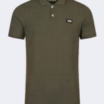 Classic polo neck t-shirt with metal logo